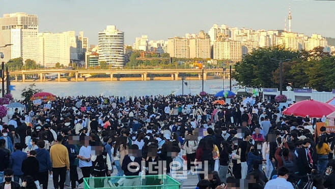 8일 오후 서울 여의도공원 ‘서울세계불꽃축제 2022’ 행사를 앞두고 사람들이 북적이고 있는 모습.(사진=이용성 기자)