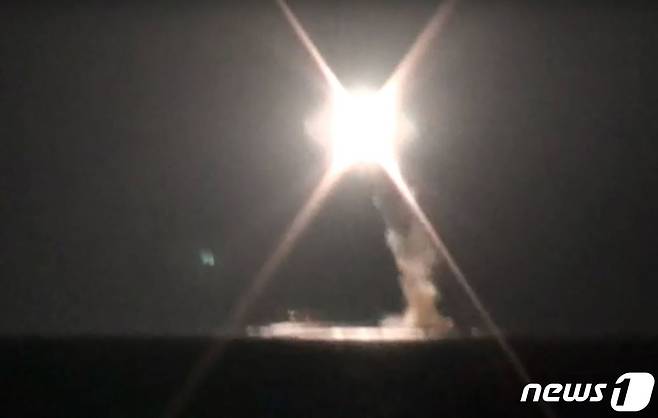 러시아 국방부가 지난해 10월 공개한 핵잠수함발 지르콘 극초음속 순항미사일 발사 모습. ⓒ AFP=뉴스1