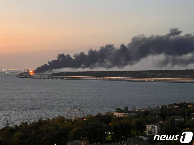 8일(현지시간) 크림반도의 케르치 해협을 가로지르는 다리(크름대교)에서 화재가 발생했다. 2022.10.08/뉴스1 ⓒ 로이터=뉴스1 ⓒ News1 김민수 기자