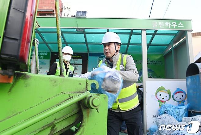 방세환 시장이 환경미화원들과 함께 쓰레기를 수거하고 있다.(광주시 제공)