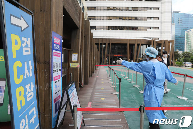 서울 송파구 보건소에 마련된 신종 코로나바이러스 감염증(코로나19) 선별진료소에서 관계자들이 시민들을 안내하고 있다. /뉴스1
