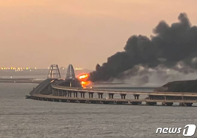 8일(현지시간) 크름반도의 케르치 해협을 가로지르는 다리(크름대교)에서 화재가 발생했다. 2022.10.08/뉴스1 ⓒ 로이터=뉴스1 ⓒ News1 김민수 기자