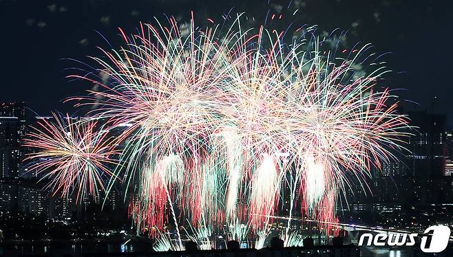 8일 밤 서울 여의도 한강공원 일대에서 코로나19 이후 3년 만에 열린 '2022 서울세계불꽃축제'에서 화려한 불꽃들이 밤 하늘을 수놓고 있다. ⓒ News1 박지혜 기자