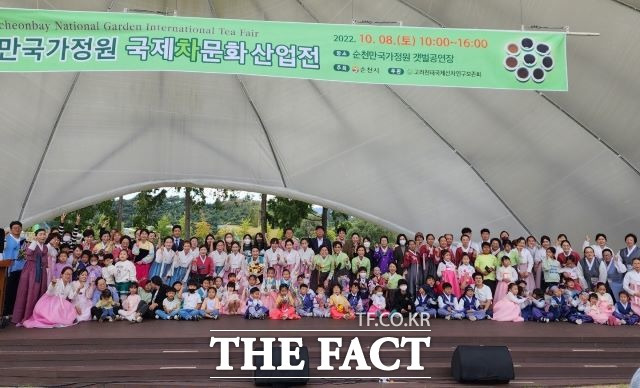 전국에서 모여든 차 애호가들과 다도를 읽히고 다도경연에 참가한 어린이들이 한 자리에 모여 기념 사진을 남기고 있다. /유홍철 기자