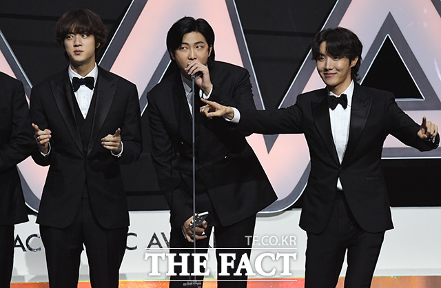 그룹 방탄소년단(BTS)이 '2022 더팩트 뮤직 어워즈(THE FACT MUSIC AWARDS, TMA)'에서 '팬앤스타 초이스상'에 선정되는 영예를 안았다. /KSPO DOME=배정한 기자