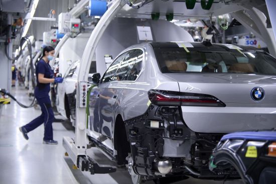 BMW 딩골핑 공장 조립라인에서 생산중인 대형 전기세단 i7＜사진제공:BMW코리아＞