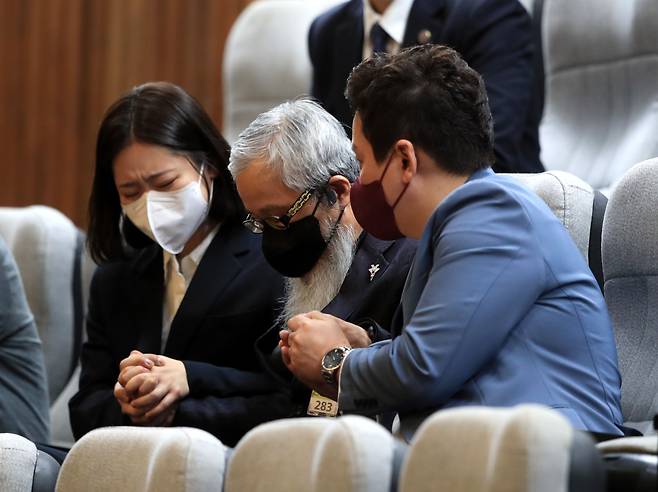 지난 4월 15일 국회에서 ‘이예람 중사 특검법’이 통과될 때 박지현이 이 중사 아버지와 오열하는 모습. /국회사진기자단