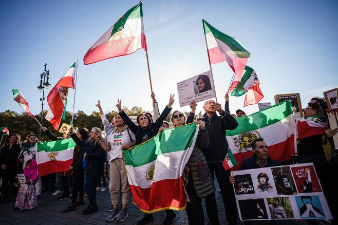 7일(현지 시각) 독일 베를린에서 이란 '히잡 의문사' 진상규명을 요구하는 연대 시위가 열리고 있다. /EPA 연합뉴스