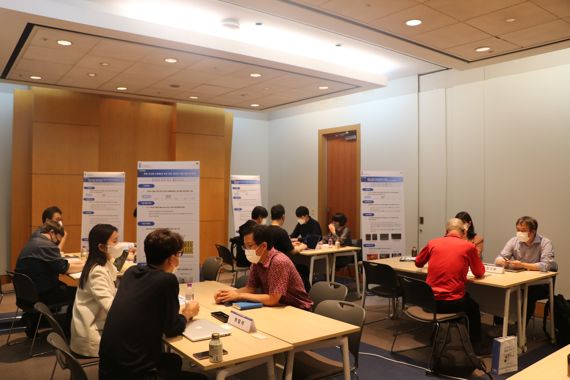 국가수리과학연구소 연구진이 지난 6일 서울 코엑스에서 '2022년 사업화 유망기술 설명회'를 갖고 기업인들에게 기술을 소개하고 있다. 수리과학연구소 제공