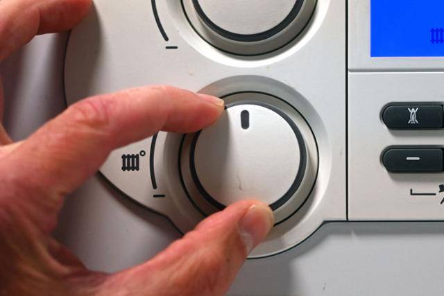 독일 도르트문트에서 4일(현지시간) 가스 보일러가 조정되고 있다. 도르트문트=AFP·연합뉴스