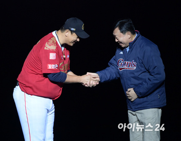 8일 오후 부산 동래구 사직야구장에서 롯데 이대호 은퇴식이 펼쳐진 가운데 구단주인 신동빈 롯데그룹 회장이 참석해 이대호와 인사하고 있다. [사진=정소희 기자]