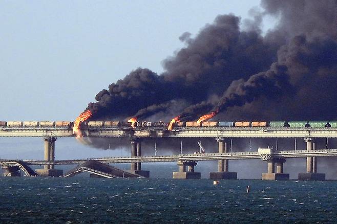 크림반도와 러시아 본토를 잇는 크림대교(케르치해협 대교)에서 화재가 발생했다. AFP=연합뉴스
