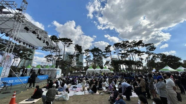 8일 오후 서울 잠실 롯데타워 앞 잔디광장에서 열린 '2022 청춘, 커피 페스티벌'을 방문한 시민들이 비보이 그룹 더구니스크루의 공연을 보기 위해 무대 앞으로 모여들었다.(사진=한경제 기자)