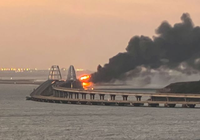 크림대교에 대형 화재로 검은 연기가 발생하고 있는 모습. 로이터/연합뉴스
