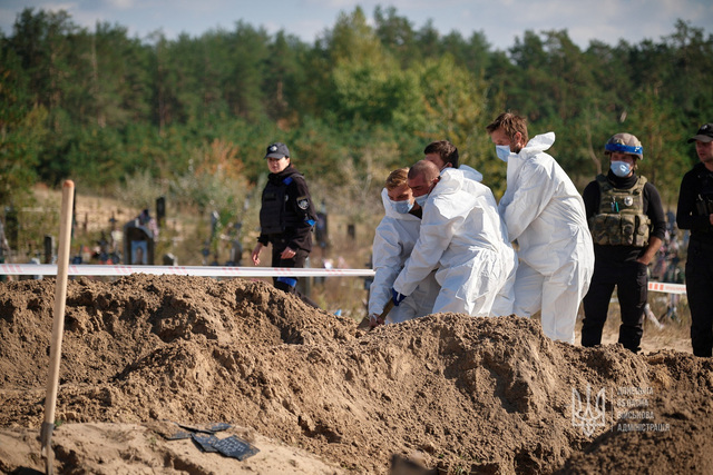 7일 법의학자들이 우크라이나 리만 매장지에서 발굴 작업을 하고 있다. 로이터 연합뉴스