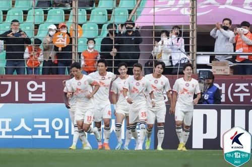 이창민(왼쪽에서 세 번째)의 페널티킥 결승 골 후 기쁨을 나누는 제주 선수들.[한국프로축구연맹 제공]