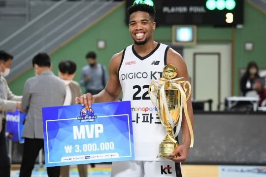 MVP 수상자 아노시케
[KBL 제공]