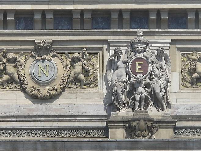 파리 오페라 가르니에에는 나폴레옹3세의 모노그램 N과 외제니의 E자가 함께 새겨져 있다.