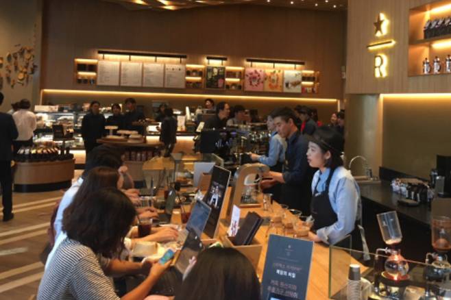 스타벅스 강남교보타워 R점에서 소비자가 주문을 하고 있다. [헤럴드DB]