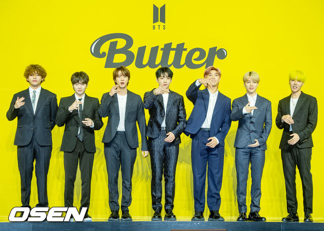 [OSEN=민경훈 기자]방탄소년단(BTS) 멤버들이 무대 위에서 포토타임을 갖고 있다./ rumi@osen.co.kr