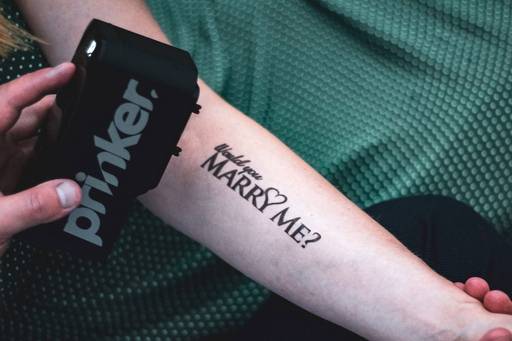 금기시됐던 타투(문신)가 최근 젊은 사람들을 중심으로 하나의 패션으로 자리 잡고 있다. 이러한 변화에는 몸에 직접 새기는 타투가 아니라 스티커처럼 붙이는 타투 스티커나 피부에 인쇄하는 타투 프린터 등 기존과 다른 형태의 타투가 큰 영향을 주고 있다. 인스턴트 타투·스케치온 제공