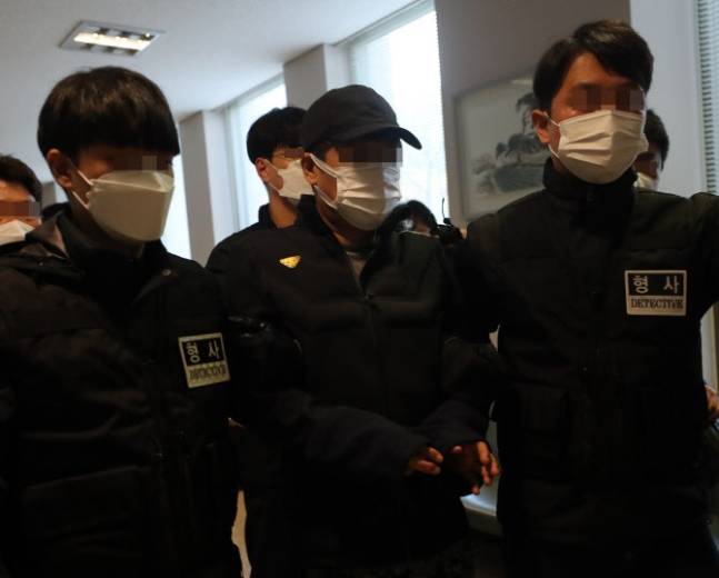 경찰에 가정폭력 신고를 한 아내를 살해한 혐의를 받는 50대 남편 A씨(가운데)가 6일 대전지방법원 서산지원에서 열린 구속 전 피의자 심문(영장실질심사)을 받기 위해 법정으로 들어가고 있다. 연합뉴스