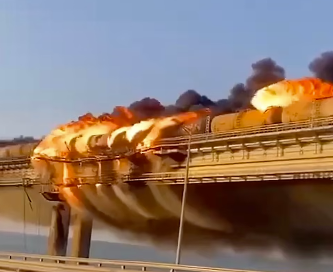 현지시간으로 8일 러시아가 점령한 크림반도와 러시아 본토를 연결하는 크림대교의 화물열차가 폭발하면서 대교가 끊어지는 등 피해가 잇따랐다