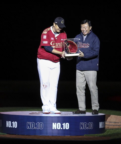 8일 부산 사직구장에서 진행된 롯제 자이언츠 이대호의 은퇴식에서 신동빈(오른쪽) 롯데그룹 회장이, 이대호로부터 답례품을 받고 있다.부산 연합뉴스