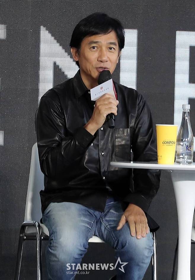 홍콩 배우 양조위가 7일 오후 부산 해운대구 우동 영화의 전당 야외 무대에서 진행된 제27회 부산국제영화제 '양조위의 화양연화' 오픈토크에서 인사말을 하고 있다. 2022.10.07 /사진=김창현 기자 chmt@