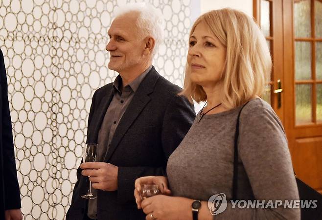 노벨평화상 수상자로 선정된 알레스 비알리아츠키와 아내 나탈리아 핀축의 2019년 12월 모습. [AFP=연합뉴스 자료사진. 재판매 및 DB 금지]