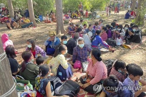 정부군과 반군간 충돌을 피해 태국으로 넘어온 미얀마 주민들 [AP=연합뉴스 자료사진. 재판매 및 DB 금지]