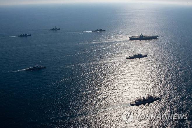 기동훈련 하는 한미 해군 함정들 (서울=연합뉴스) 한미 연합 해상훈련에 참가한 한미 해군 함정들이 29일 동해상에서 기동훈련을 하고 있다. 2022.9.29 [해군 제공. 재판매 및 DB 금지] photo@yna.co.kr