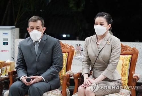 지난 7일 어린이집 참극 희생자들을 위로하고 있는 마하 와치랄롱꼰 태국 국왕 부부 [AFP=연합뉴스 자료사진. 재판매 및 DB 금지]