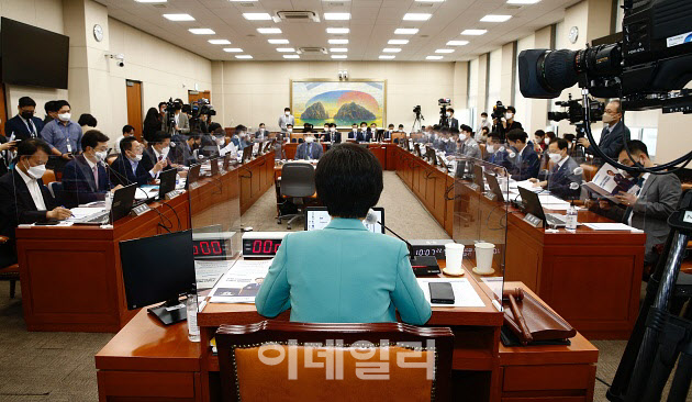 지난 6일 오전 서울 여의도 국회에서 정무위원회의 금융위원회에 대한 2022년 국정감사가 열리고 있다.