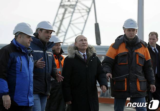 지난 2018년 3월 14일 블라디미르 푸틴 러시아 대통령이 크름대교 건설현장을 방문했다. ⓒ AFP=뉴스1 ⓒ News1 박형기