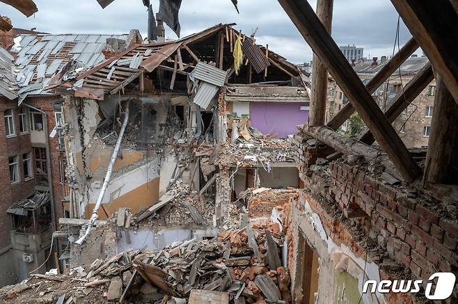 13일(현지시간) 우크라이나 하르키우에서 러시아 군의 미사일 포격을 받아 파괴된 주택이 보인다. ⓒ AFP=뉴스1 ⓒ News1 우동명 기자