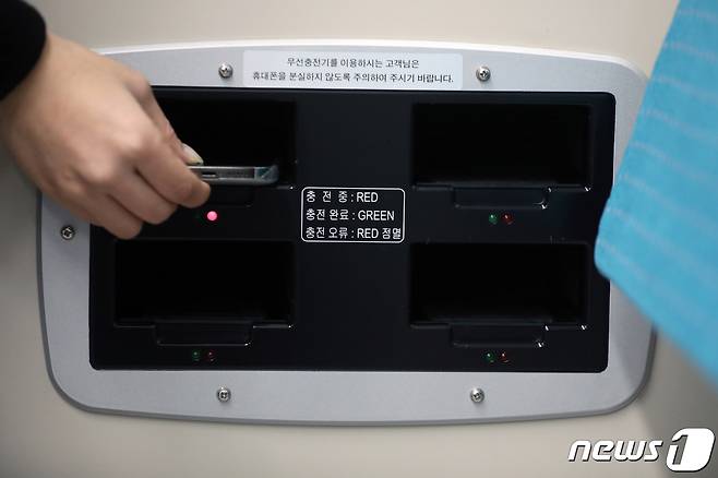 14일 오전 경기 고양시 덕양구 지축차량사업소 검수고에서 관계자가 서울 지하철 3호선 신조전동차를 소개하고 있다. 이날 서울교통공사는 지하철 5호선에 이어 3호선에도 새로운 전동차를 투입한다고 밝혔다. 새전동차에는 객실 CCTV와 휴대전화 무선 급속충전기, LED 내부조명을 설치됐으며, 6인석 좌석을 도입하고 한국장애인개발원의 BF(배리어 프리) 인증도 획득했다. 2022.2.14/뉴스1 ⓒ News1 황기선 기자