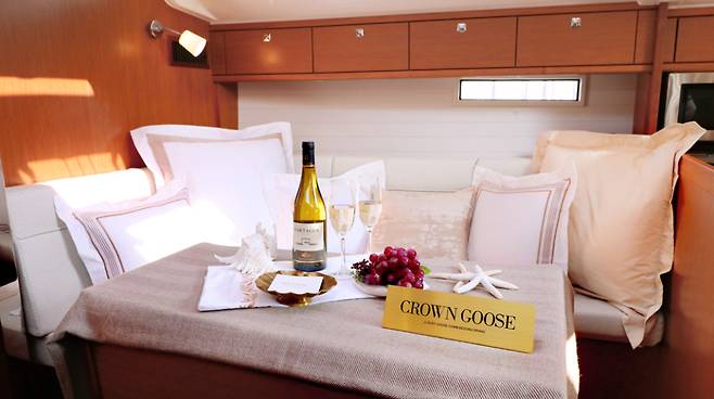 사진 : 크라운구스(CROWN GOOSE),&nbsp;크라운구스가 완성한 메가 요트 위 럭셔리 파티 현장