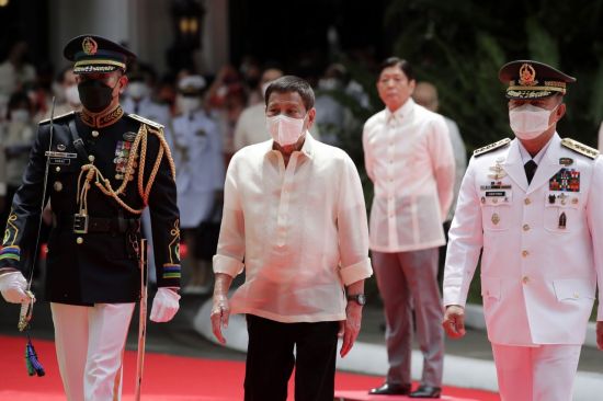 로드리고 두테르테 필리핀 전 대통령(가운데)의 정적으로 알려진 레일라 데 리마 전 상원의원이 9일(현지시간) 수감 중이던 구치소에서 인질로 붙잡혔다. [이미지출처=연합뉴스]