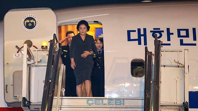 2018년 11월4일 문재인 대통령 없이 단독으로 공군 2호기를 타고 인도를 방문한 김정숙 여사가 현지 공항에 도착해 트랩을 내려오고 있다. 김 여사 왼쪽에 보이는 봉황 휘장은 대통령이 탔을 때만 노출하도록 돼 있지만 이날 모습을 드러냈다. /연합뉴스