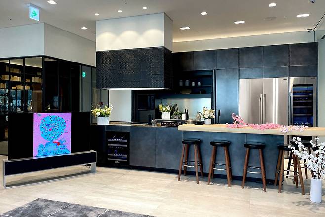 LG전자가 시그니처 키친 스위트 제품을 청담 쇼룸 3층 리빙관에 전시한 모습. /LG전자 제공