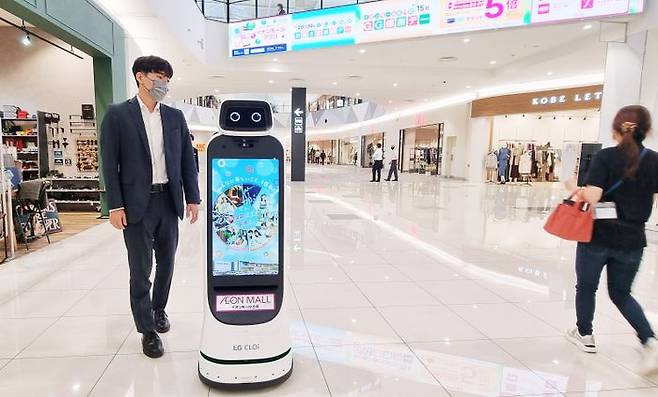 LG전자는 최근 일본 기후현 토키시에 위치한 이온몰 토키점에 LG 클로이 가이드봇 2대를 공급했다고 9일 밝혔다. 사진은 LG클로이 가이드봇이 일본 대형 쇼핑몰 곳곳을 돌아다니는 모습.ⓒLG전자