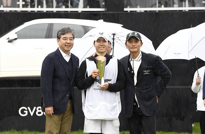 (왼쪽부터) 장재훈 제네시스 사장, 김재민 캐디, 2022 제네시스 챔피언십 우승자 김영수 선수