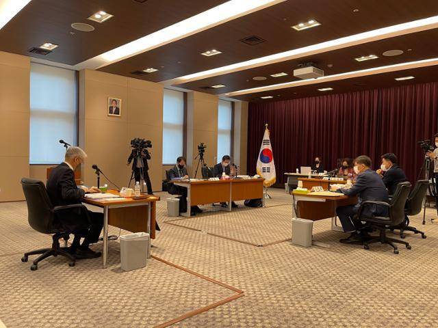 9일 도쿄 소재 주일 한국대사관에서 열린 국회 외교통일위원회 국정감사에서 윤덕민(왼쪽) 주일 대사가 의원들의 질의에 답하고 있다. 도쿄=최진주 특파원