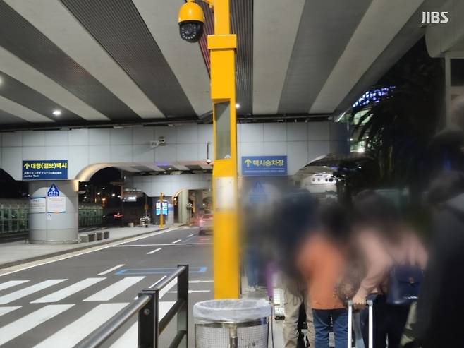 지난 6일 오후 8시 제주공항 택시 승강장에서 줄서있는 사람들의 모습