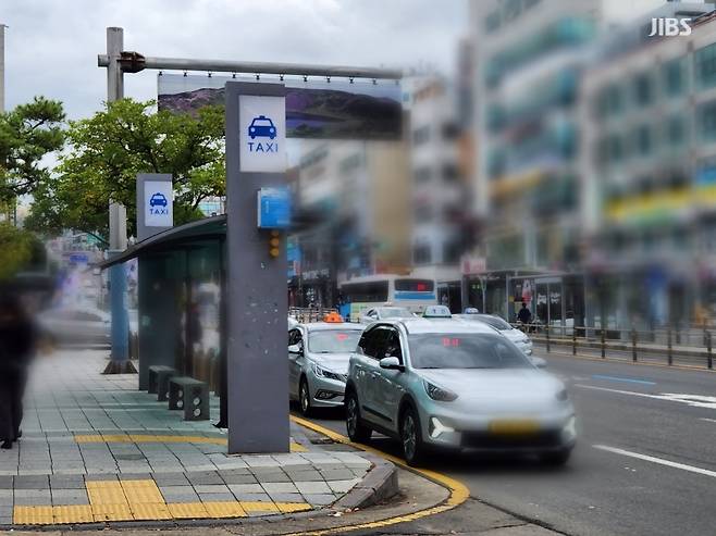 지난 6일 오후 1시 제주시청 승강장에 서있는 택시들 모습