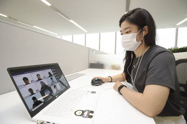 KT 직원이 미래인재육성프로젝트 비대면 입교식에 참여하고 있다. KT 제공