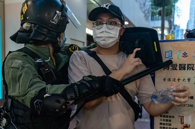 지난 2020년 9월6일(현지시간) 홍콩에서 열린 반정부 시위에서 홍콩 경찰이 시위자를 체포해 가고 있다. 게티이미지 | 해당 사진은 기사 본문과 무관함
