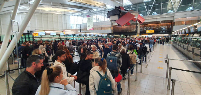 지난달 19일 네덜란드 스키폴공항에 여객들이 출국 수속을 위해 줄을 서고 있다. [지홍구 기자]