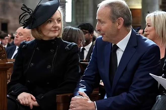 지난 9월 엘리자베스 2세 영국 여왕 국장 기간에 리즈 트러스 영국 총리(왼쪽)가 북아일랜드 벨파스트에서 미홀 마틴 아일랜드 총리와 만나 대화하고 있다. AP연합뉴스